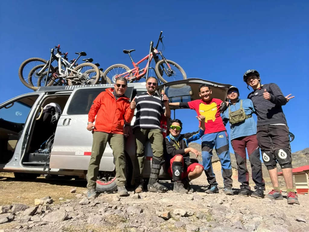 Ausangate grupo 1024x768 - Una aventura en bicicleta por el nevado Ausangate