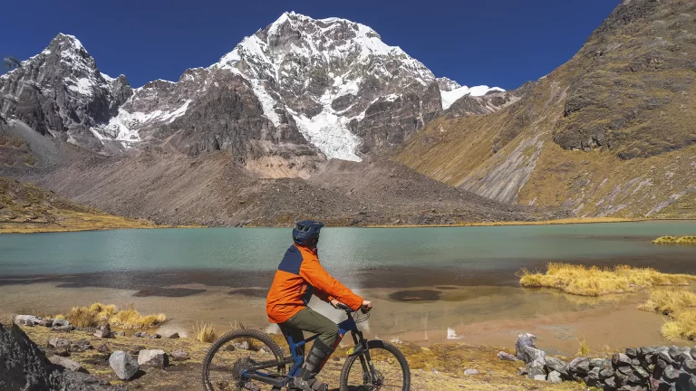 Una aventura en bicicleta por el nevado Ausangate