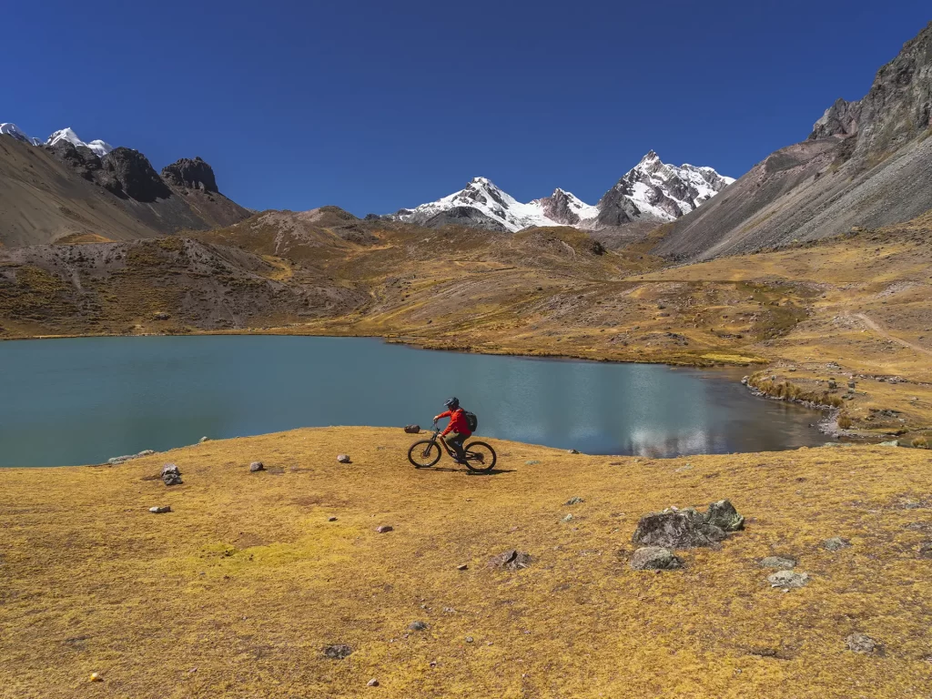 Laguna ausangate en bici 1024x768 - Una aventura en bicicleta por el nevado Ausangate