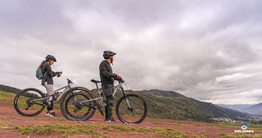 Excursión en bicicletas explorando Yunkaypata y el Valle Sagrado de Cusco.