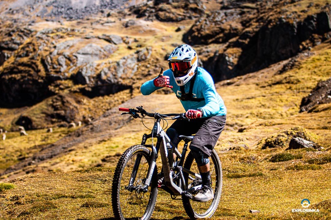 Aventura ciclística explorando Lares y el Valle Sagrado