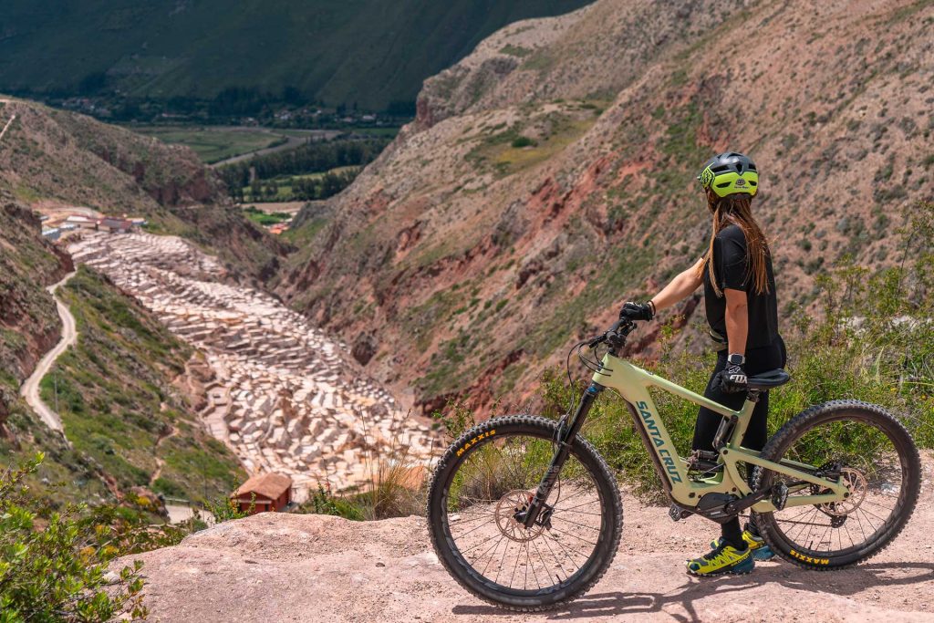 Santa Cruz Maras Bicicleta electrica 1024x683 - 6 mejores rutas en bicicleta en Cusco, Perú
