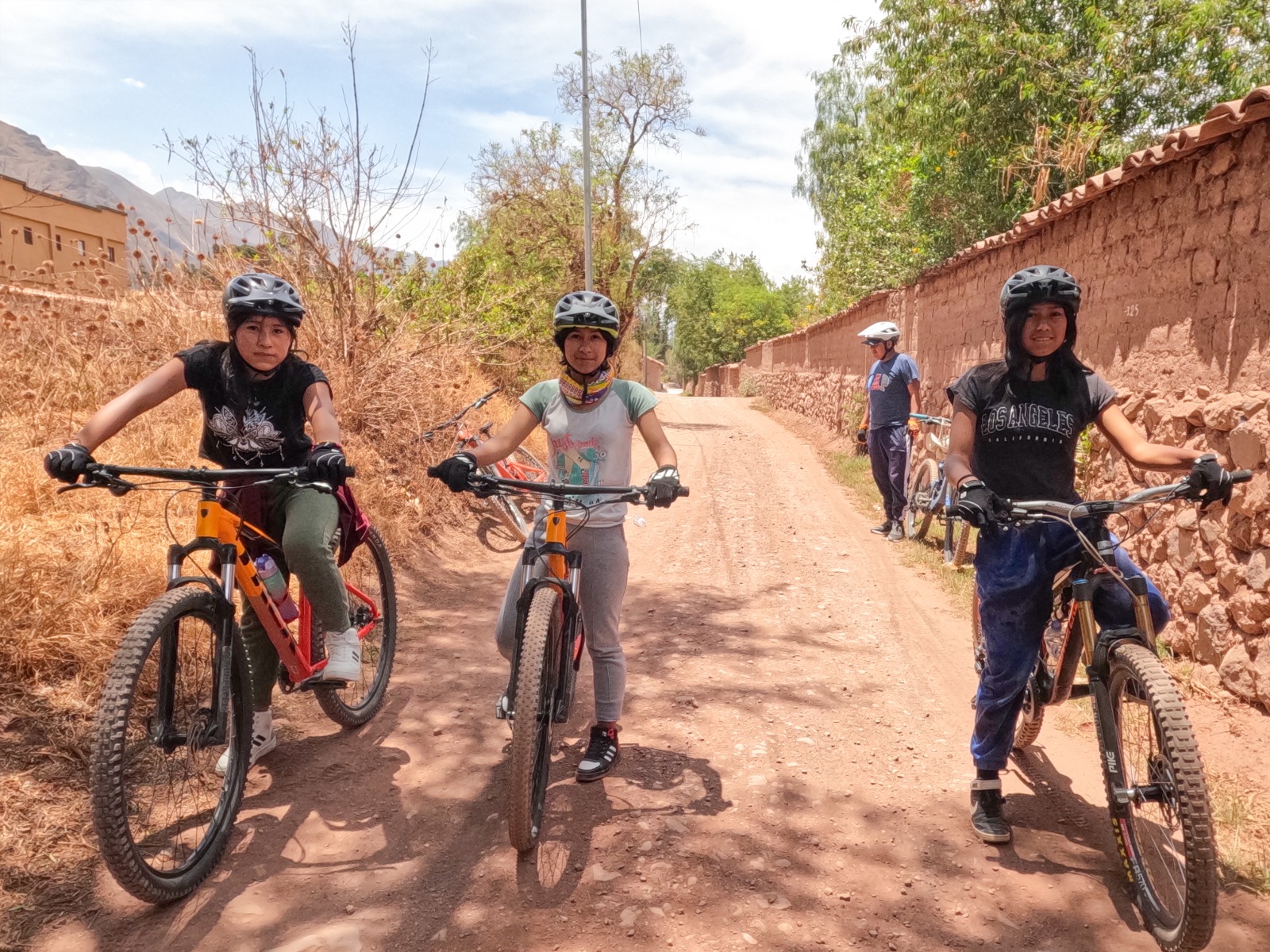 Ninas en bicicleta - Un Día en la Ruta del Maíz con los Niños del Proyecto Pachachaca