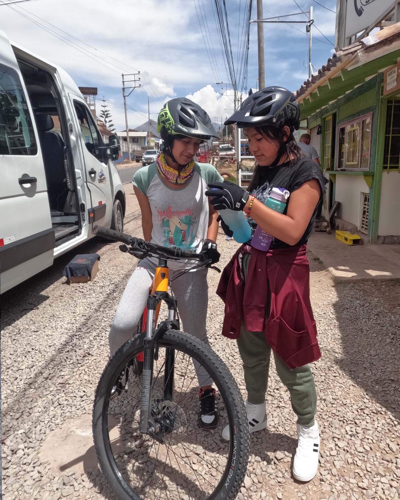 Ninas en experiencia con Explorinka - Un Día en la Ruta del Maíz con los Niños del Proyecto Pachachaca