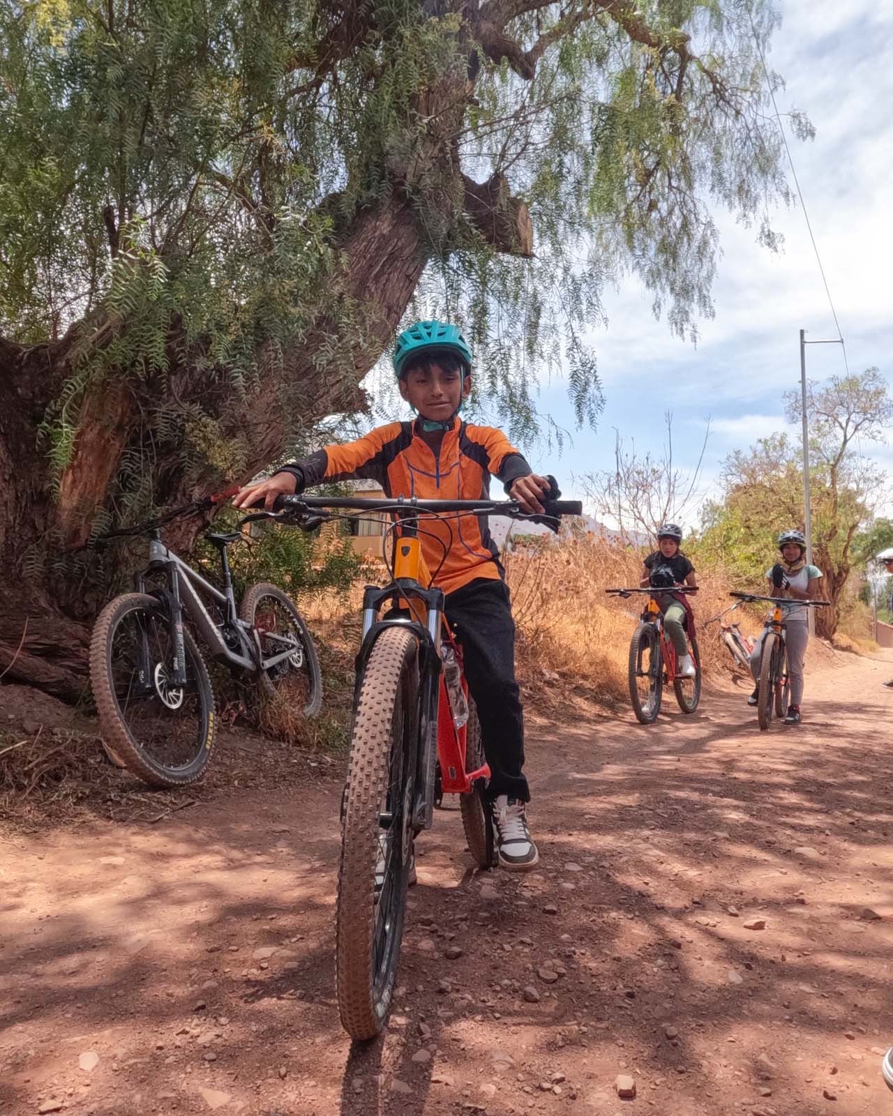 Nino en bicicleta - Un Día en la Ruta del Maíz con los Niños del Proyecto Pachachaca