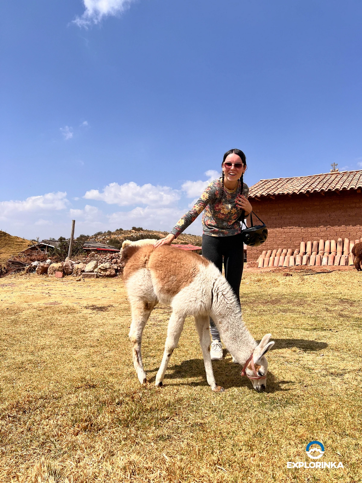 Anna con una llama en Cusco - Explorando Cusco en E-Bike con Anna: ¡Una Aventura Inolvidable!