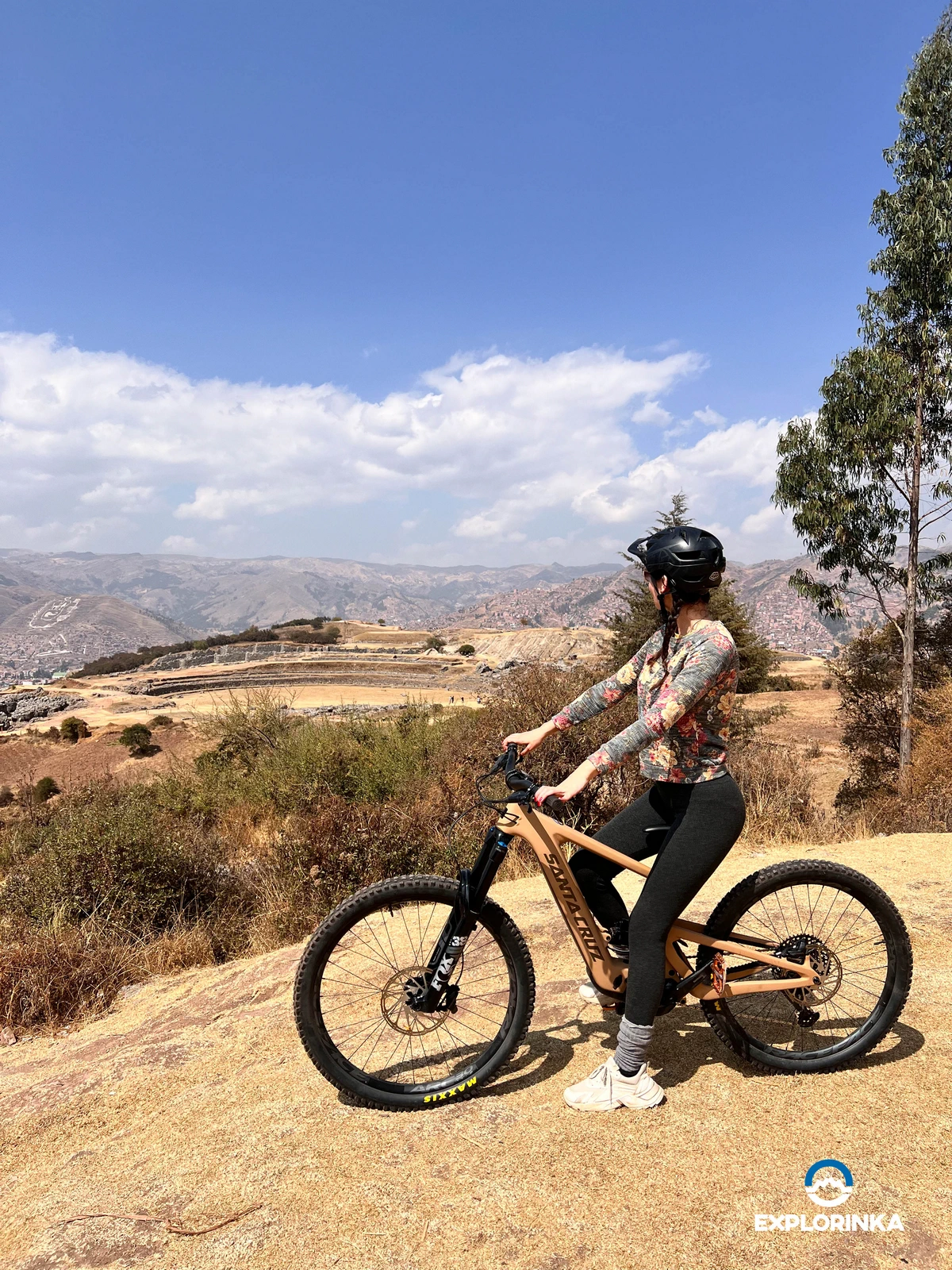 Anna en bicicleta con Explorinka - Explorando Cusco en E-Bike con Anna: ¡Una Aventura Inolvidable!