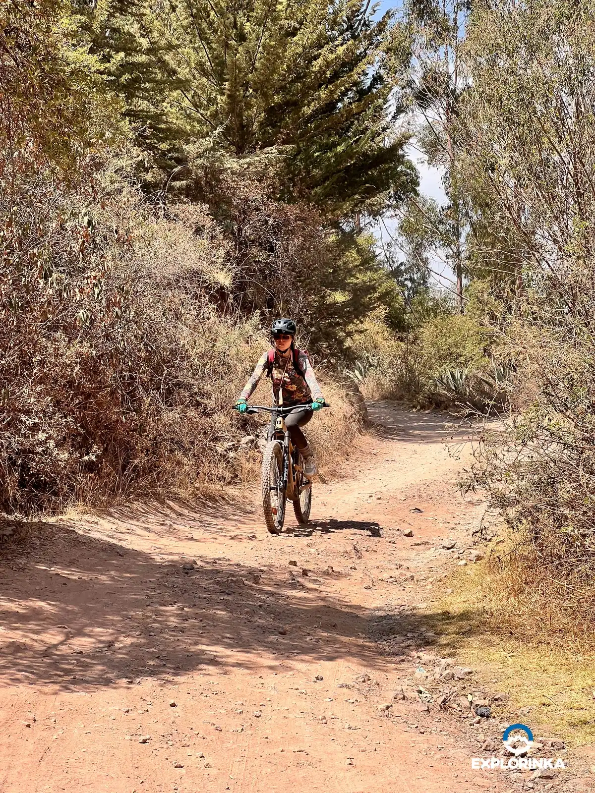 Anna en bicicleta de Explorinka - Explorando Cusco en E-Bike con Anna: ¡Una Aventura Inolvidable!