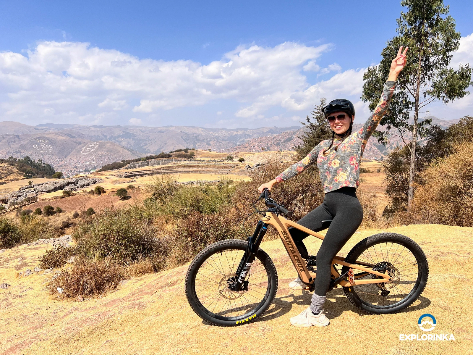 Anna en bicicleta en Sacsayhuaman - Explorando Cusco en E-Bike con Anna: ¡Una Aventura Inolvidable!