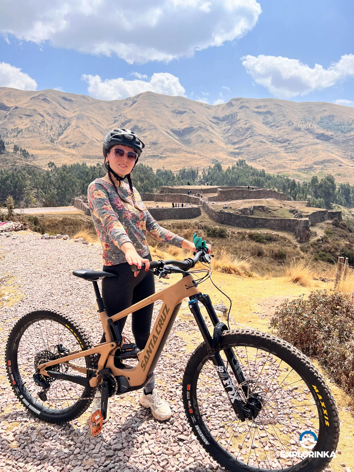 Anna sobre una bicicleta en Puca Pucara - Explorando Cusco en E-Bike con Anna: ¡Una Aventura Inolvidable!